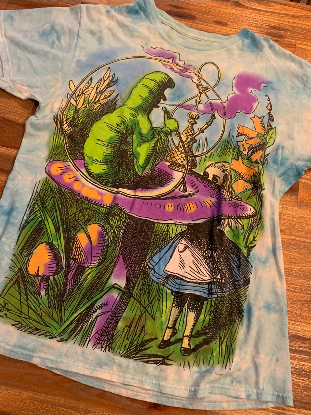Liquid Blue Alice in Wonderland T-shirt. Size M.